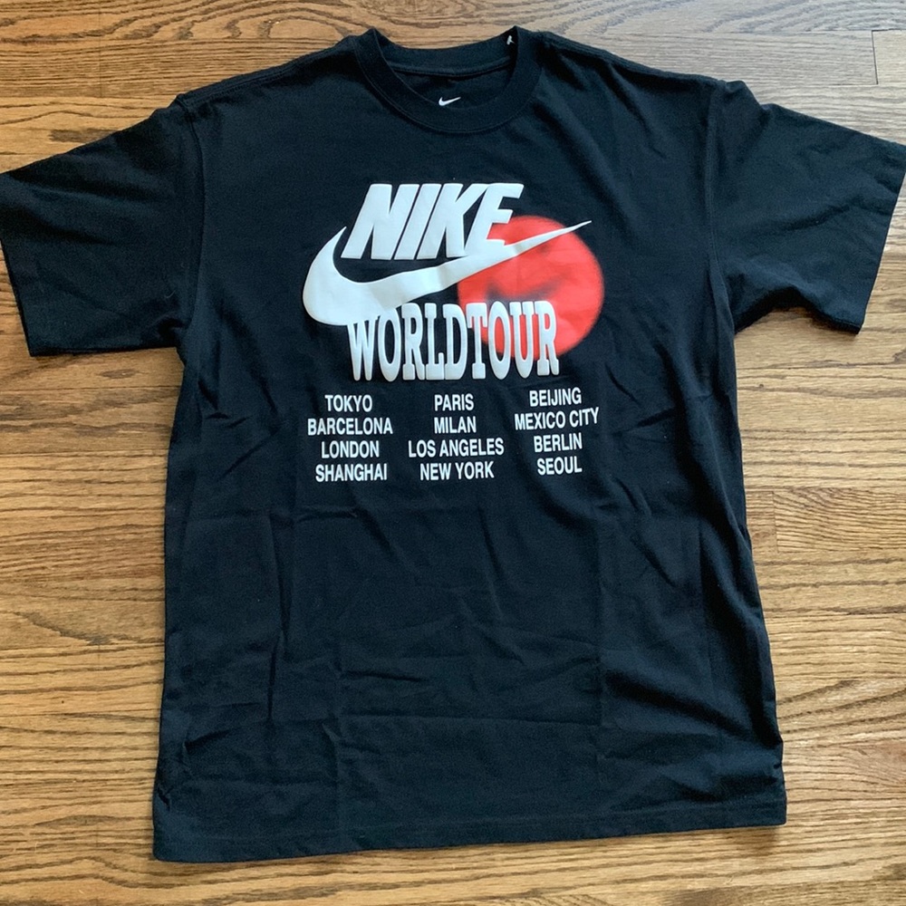 NWT Nike Mens World Tour Tee size medium